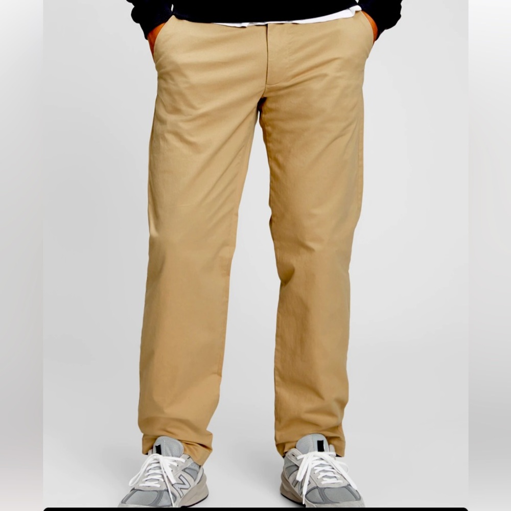 GAP classic Khaki pants Relaxed Fit  size 34/30 like NEW!